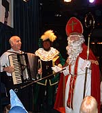 Sint Nicolaas met arcodeonist